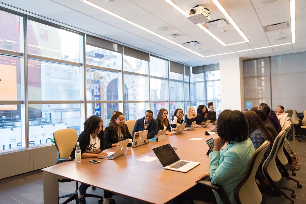 pessoas reunidas em escritório