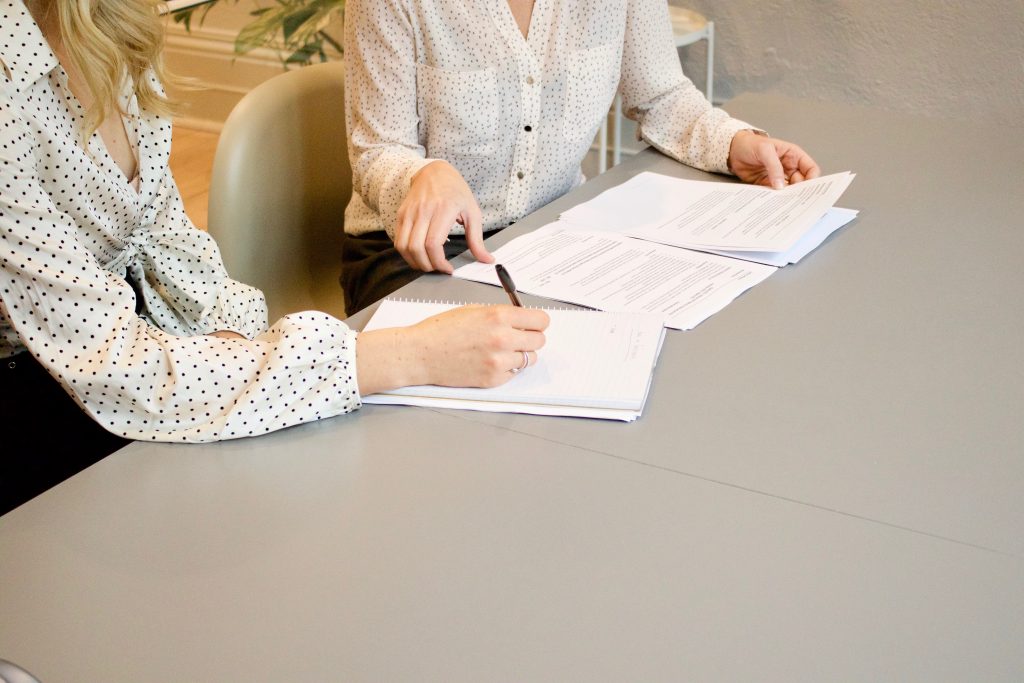 duas mulheres assinando um contrato
