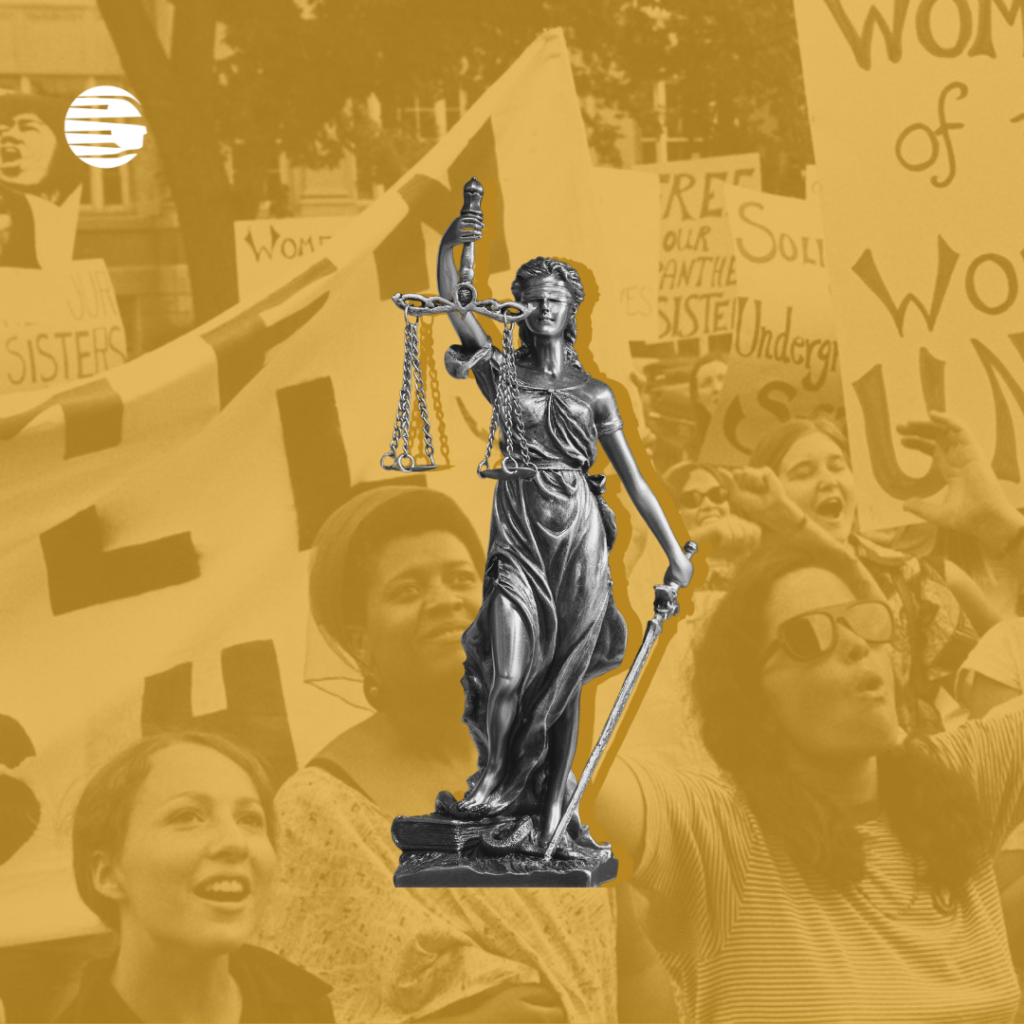 Ao fundo, uma imagem com tom amarelo de diversas mulheres em um protesto. Em primeiro plano, a Deusa da Justiça, simbolo do Direito, em preto e branco com sombreamento amarelo. No canto superior esquerda, a logo da EJUR em branco.